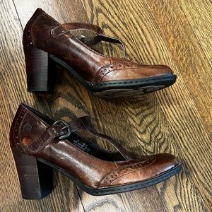 Born brown leather Polyana shoe - T strap, heel, looking Great!